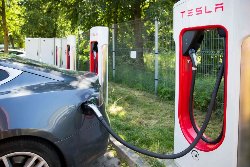 Venkovní parkoviště Hotelu ibis Plzeň s&nbsp;rychlonabíjecími stanicemi Tesla