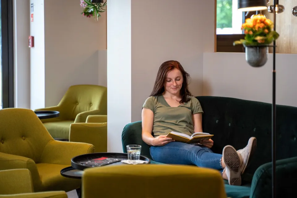 Relaxující host v&nbsp;příjemném prostředí Hotelu ibis Plzeň