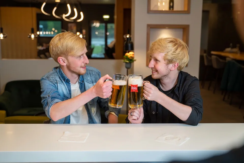 Hosté s&nbsp;plzeňským pivem – součást zážitkového voucheru ibis Plzeň