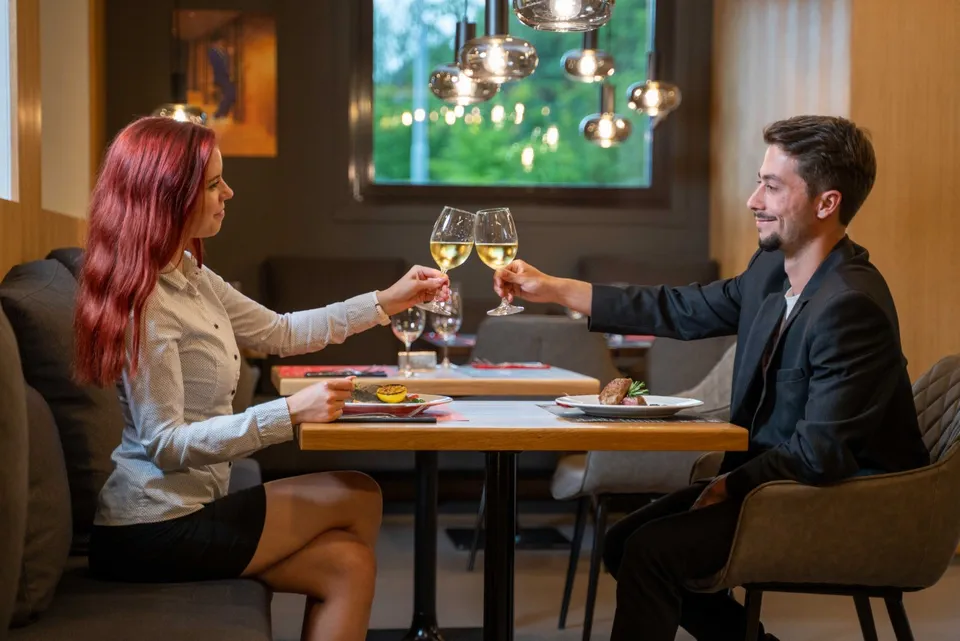 Přátelé vychutnávají večeři v&nbsp;restauraci ibis Kitchen Plzeň