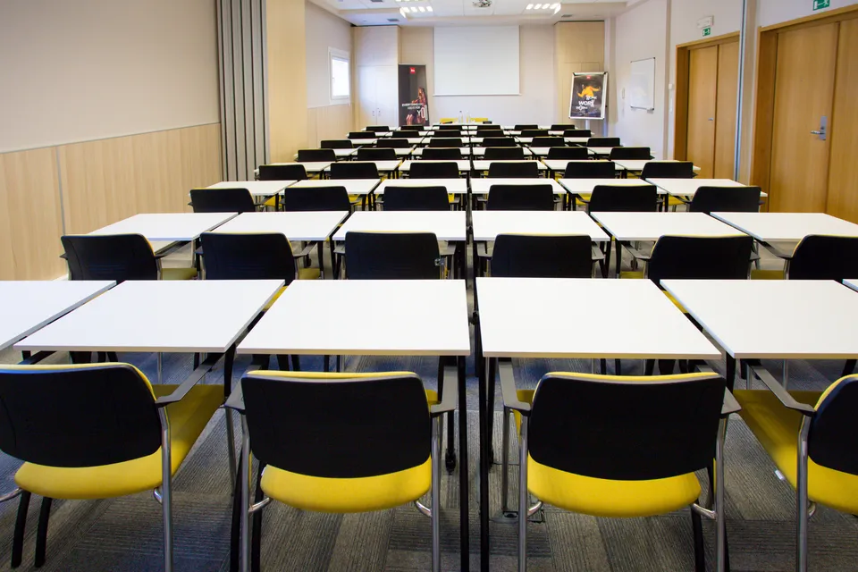 Konferenzraum im Hotel ibis Pilsen mit gelben Stühlen in Theaterbestuhlung