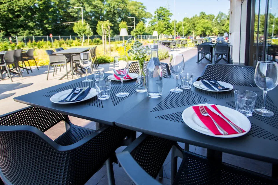 Festlich gedeckte Tische im ibis Kitchen Restaurant Pilsen