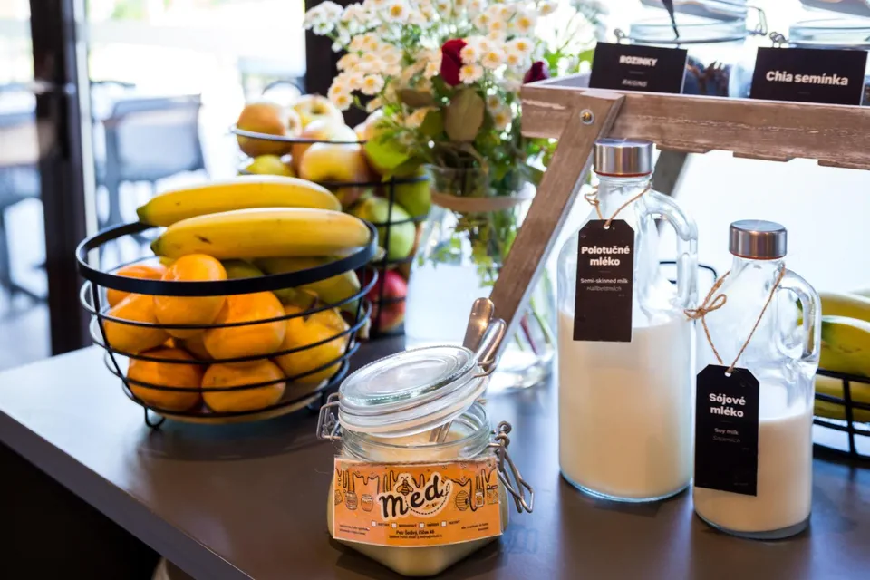 Bohatý snídaňový bufet s&nbsp;čerstvým ovocem a&nbsp;pečivem v&nbsp;Hotelu ibis Plzeň