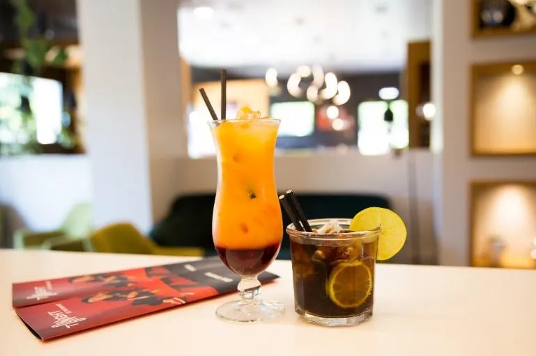 Koktejl a&nbsp;zákusky u&nbsp;baru Rendez-Vous v&nbsp;Hotelu ibis Plzeň