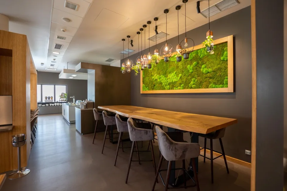 Modernes Interieur des ibis Kitchen Restaurants mit Holzelementen