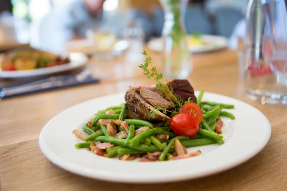 Čerstvé jídlo připravené v&nbsp;restauraci ibis Kitchen v&nbsp;Plzni