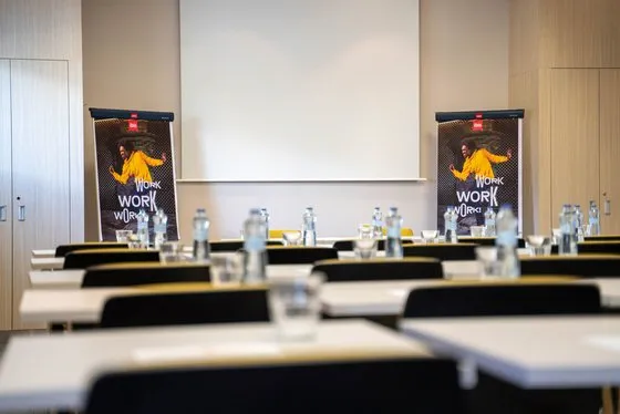 Konferenzraum im Hotel ibis Pilsen für MICE-Programm-Veranstaltungen vorbereitet