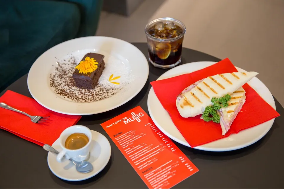 Dezert s&nbsp;čokoládou, grilovaný panini sendvič, espresso a&nbsp;ledová káva  podávané v&nbsp;restauraci ibis Kitchen Plzeň