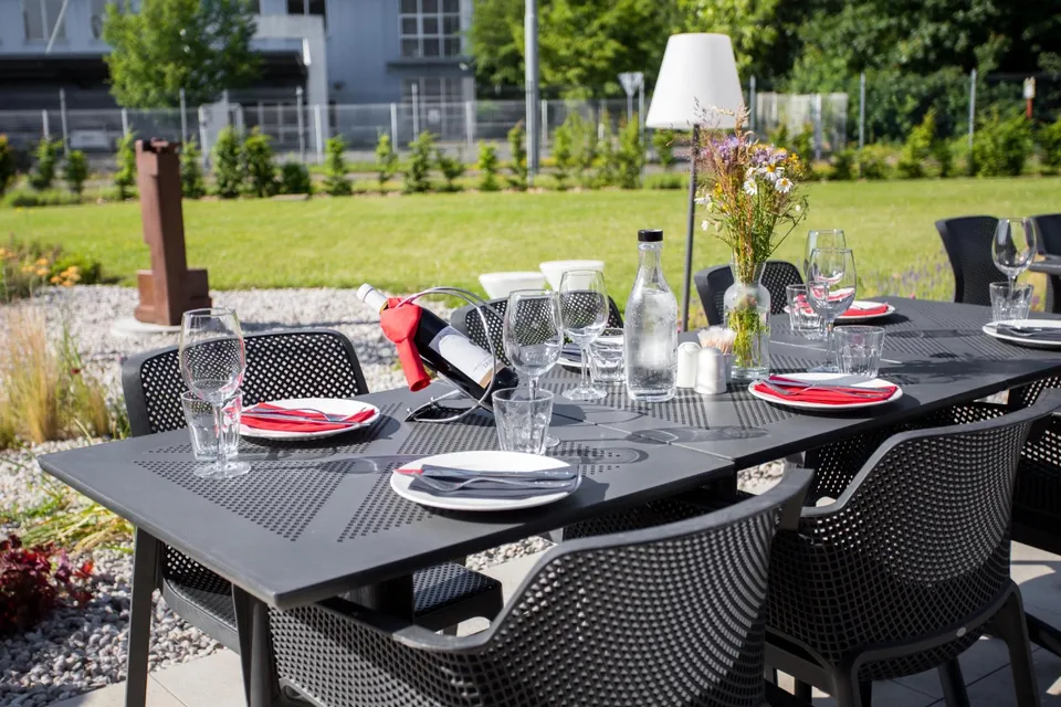 Slavnostně prostřené stoly na zahradní terase ibis Kitchen pro firemní akce