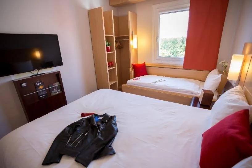 Triple pokoj s&nbsp;manželskou postelí a&nbsp;přistýlkou pro rodiny s&nbsp;dětmi