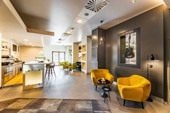 Gemütlicher Loungebereich im Hotel ibis Pilsen für Pausen und Networking